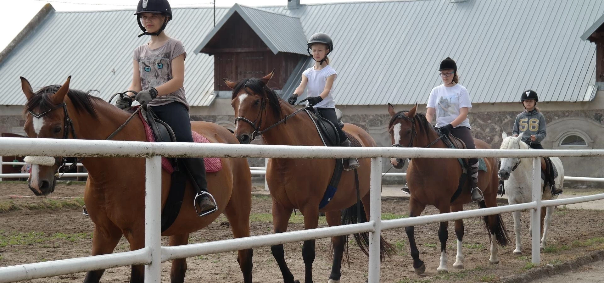 dzieci jeżdżące na koniach